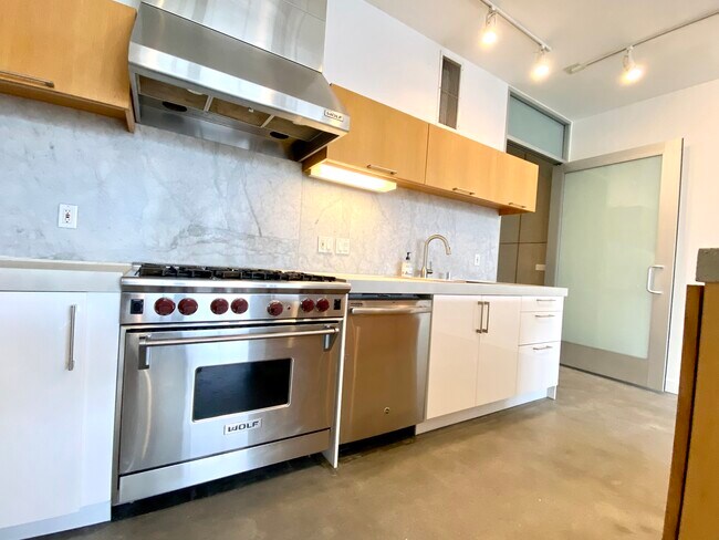 Building Photo - 615 Hampton Dr