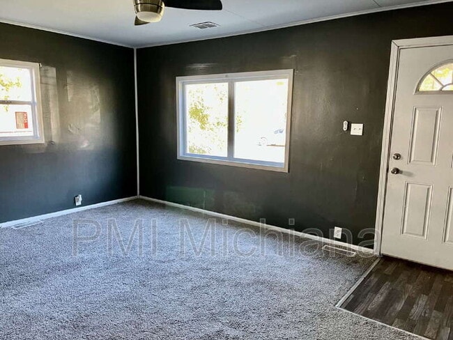 Building Photo - 261 N Kenmore St