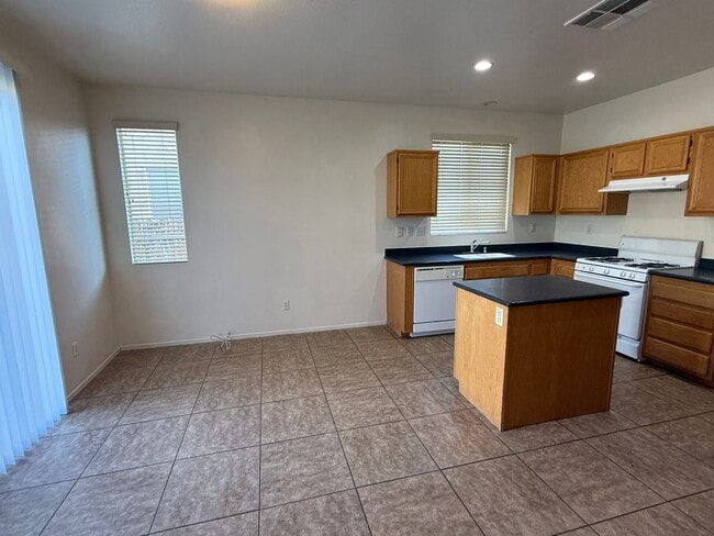 Building Photo - Brentwood Community- Centrally Located- 3 ...