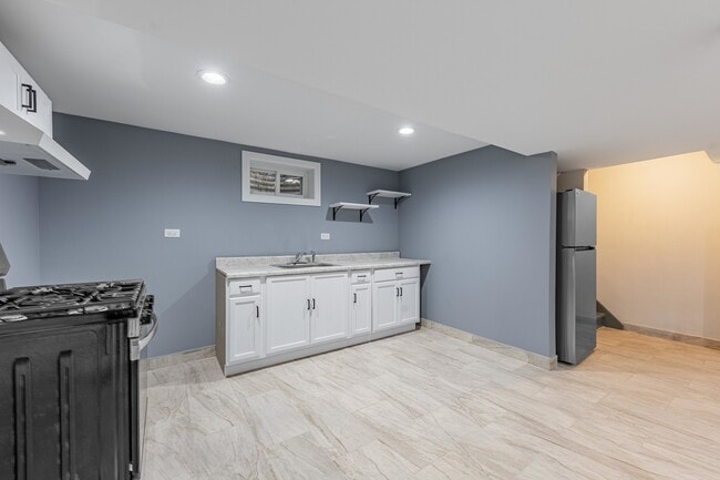 Building Photo - 7055 W 63rd St