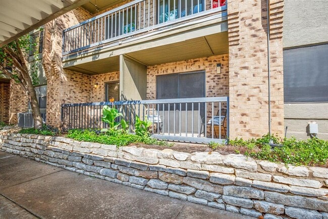 Building Photo - 8888 Tallwood Dr