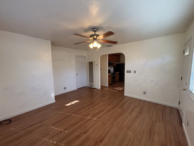 Building Photo - 2-bedroom home nestled in the attractive T...