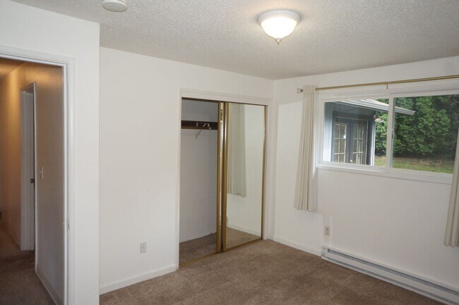Building Photo - SW Portland 3 bedroom 2 bathroom Ranch