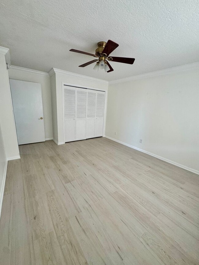 Building Photo - Live the ultimate beachside lifestyle!