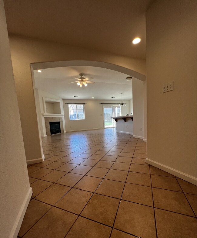 Building Photo - 1830 W Berkshire Ln