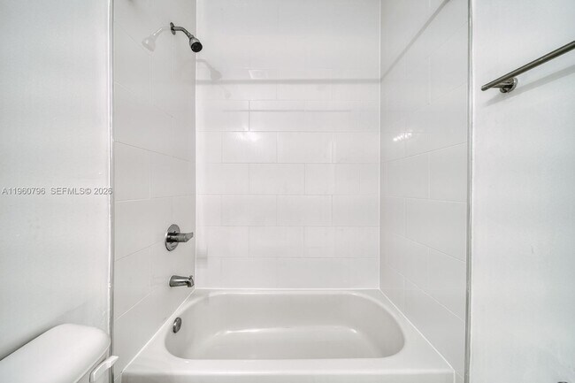 Building Photo - 14885 NE 7th Ave