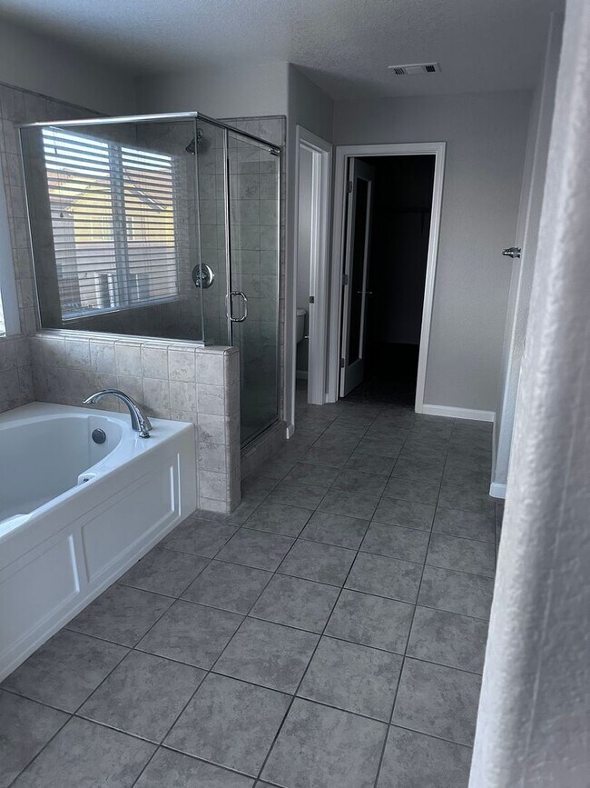 Building Photo - GORGEOUS HOME FOR RENT! NEW CARPET AND PAINT THROUGHOUT! 1 FULL BED AND BATH DOWNSTAIRS!