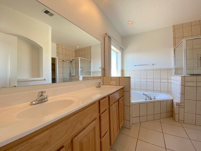 Building Photo - East El Paso 5Bed/3Bath Refrig A/C!