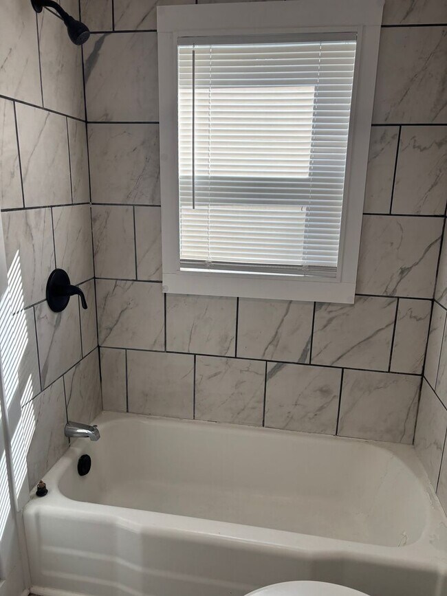 Building Photo - 1095