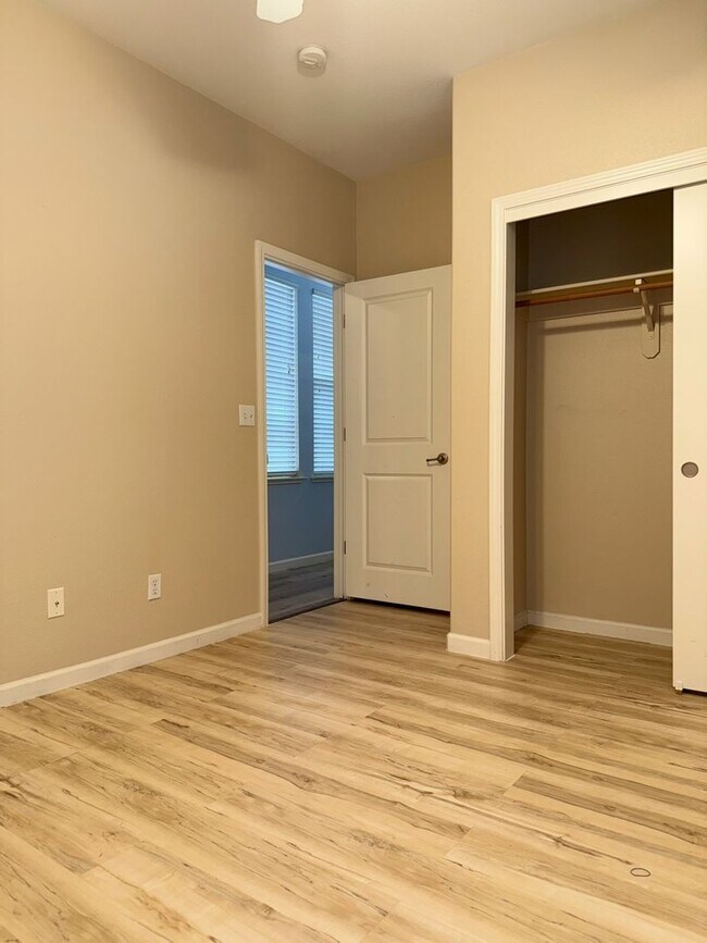 Building Photo - Polished and Chic 4/2 Available NOW!!