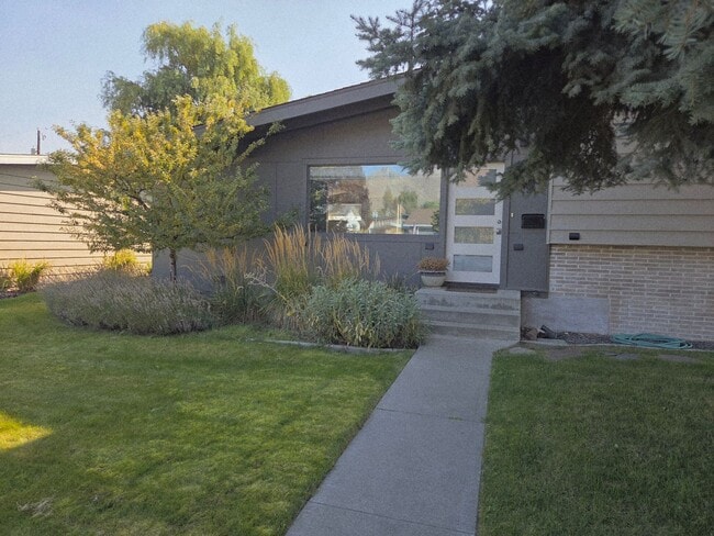 Building Photo - 3Bedroom, 2.5 Bath Mid Century Modern Home...