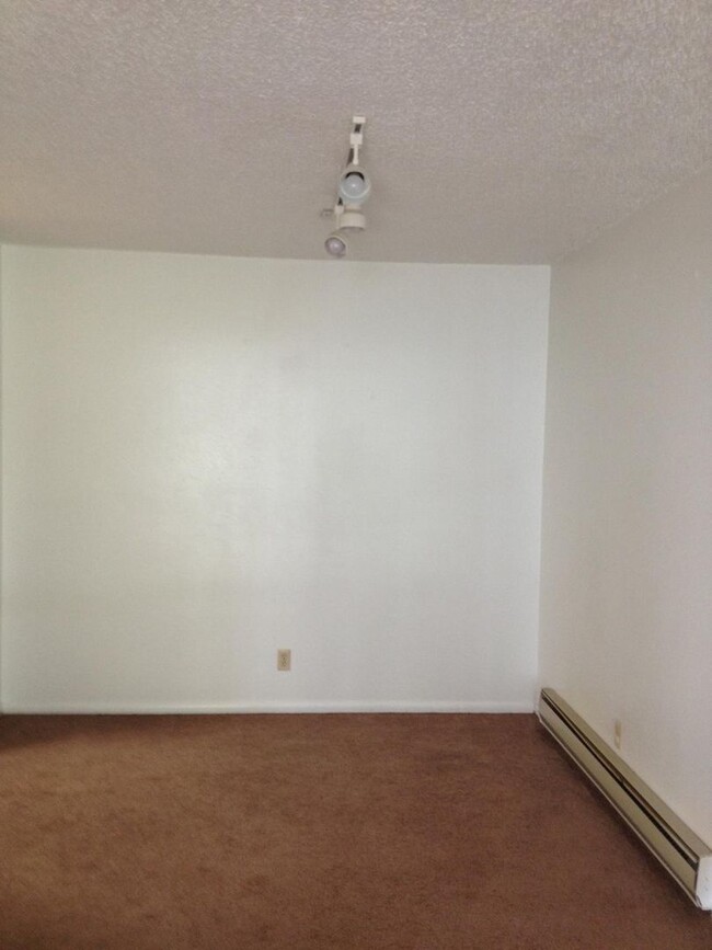 Building Photo - 2 Bedroom, 1 Bathroom Condo located in the...