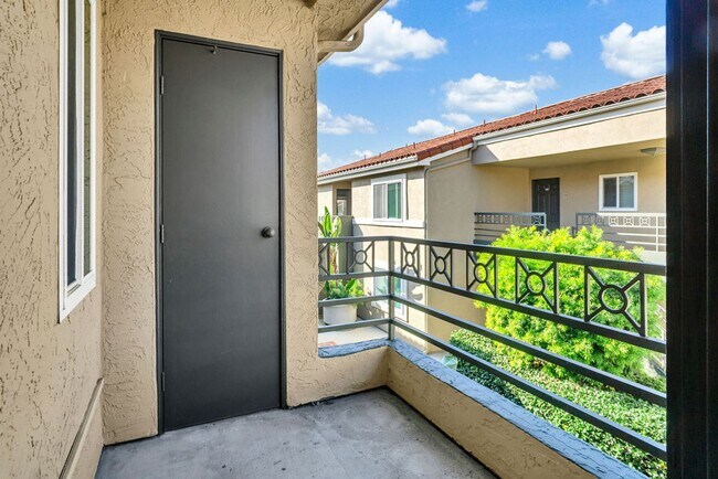 Building Photo - Beautiful one bedroom/one bath in the Verano community at UTC! Close to so much!