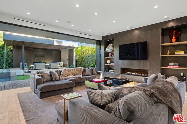 Building Photo - 418 N Sweetzer Ave