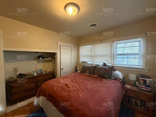 Building Photo - 521 W Myrtle St