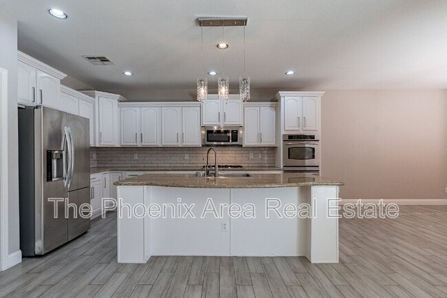 Building Photo - 2741 E Yellowstone Pl