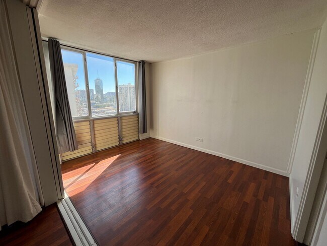 Building Photo - Woodrose (Honolulu) - Basic cable/electricity included!! 2 bedroom, 1.5 bathroom, 1 parking