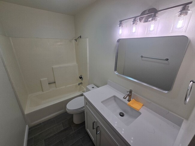 Building Photo - Beautifully renovated 3 Bed, 2 Bath condo!