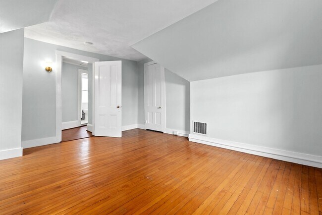 Building Photo - 23 Thorndike St