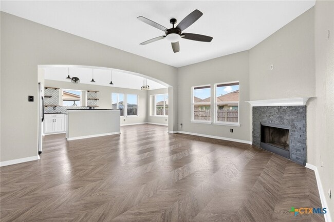 Building Photo - 102 W Libra Dr