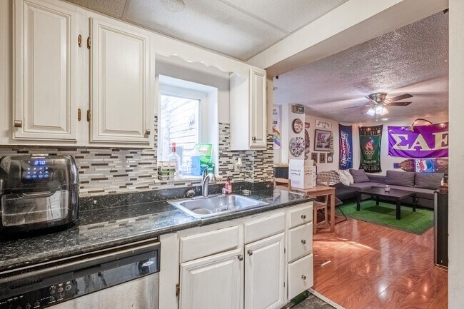 Building Photo - Amazing South Side Flats luxury remodel 4 ...