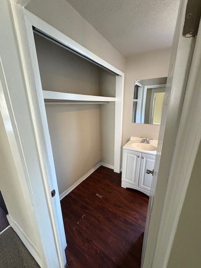 Building Photo - Stunning 4 Bed Home