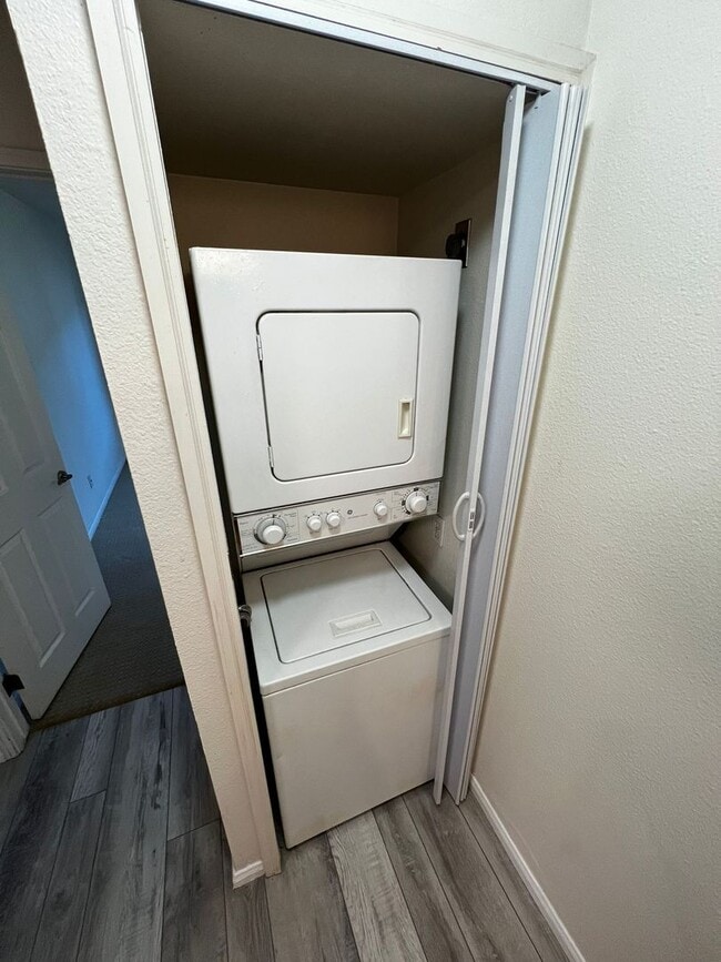Building Photo - 1 BR 1 BA Condo in Encinitas, Gated Comple...