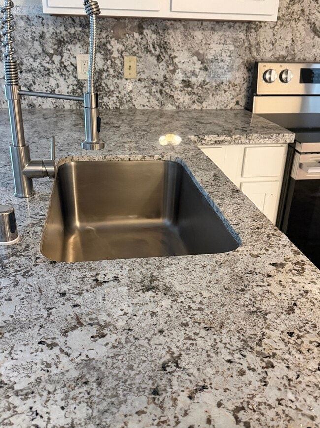 Building Photo - 2680 Millcreek Dr