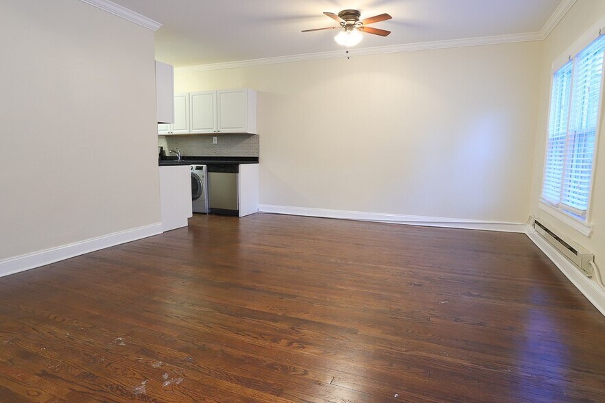 Building Photo - 709 W Roscoe St