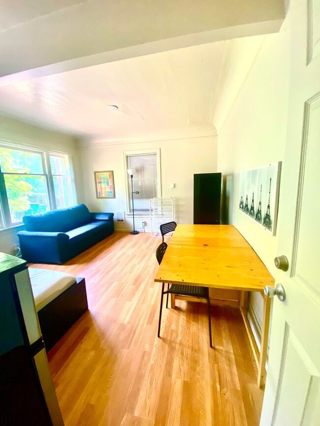 Building Photo - Farrar House