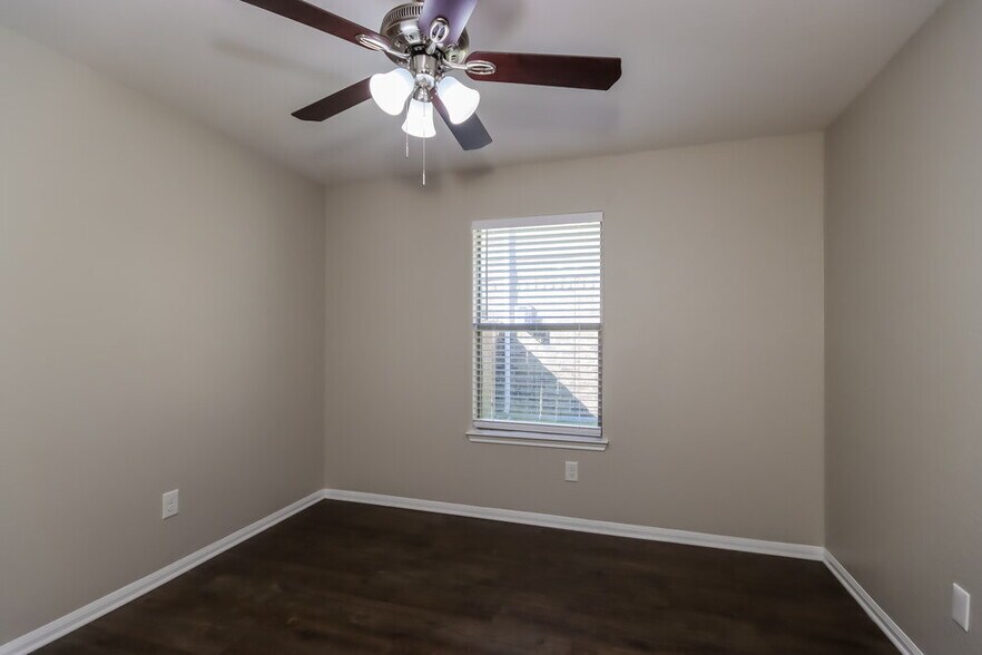 Building Photo - 2717 Sandberry Dr