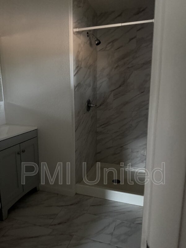 Building Photo - 224 E Oak Dr