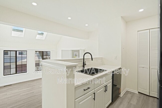 Building Photo - 1611 Carriage House Terrace