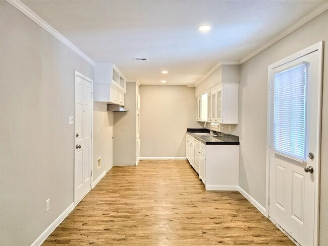 Building Photo - 5922 Densmore Dr