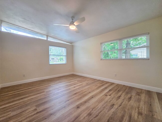 Building Photo - Beautifully Renovated 3/2 in Madison Park