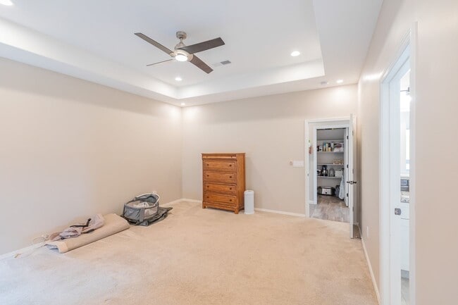 Building Photo - Modern 4 Bed 3 Bath - Pets Allowed!
