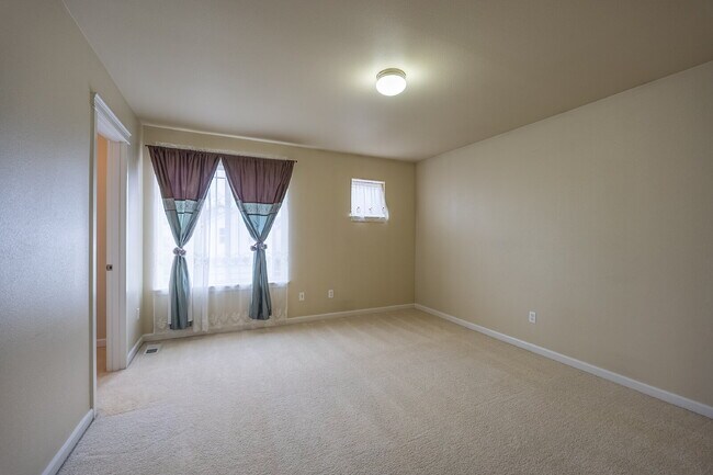 Building Photo - Spacious 3 Bedroom 2.5 Bathroom Rental Pro...