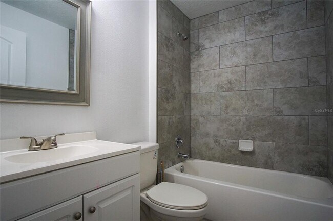 Building Photo - 217 Maple St W