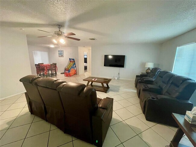 Building Photo - 2101 Utica Dr