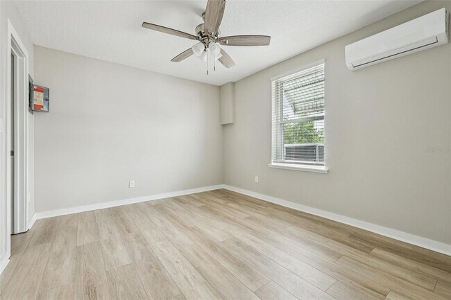 Building Photo - 801 W Montrose St