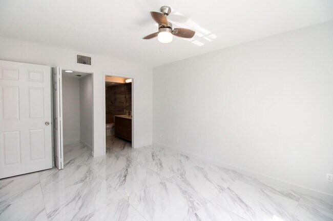 Building Photo - 2/2 REMODELED UNFURNISHED CONDO 1ST FLOOR ...