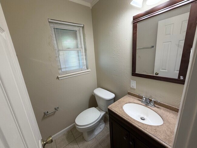 Building Photo - 5127 Parklane Dr