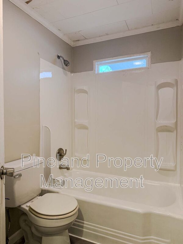 Building Photo - 407 Andy St