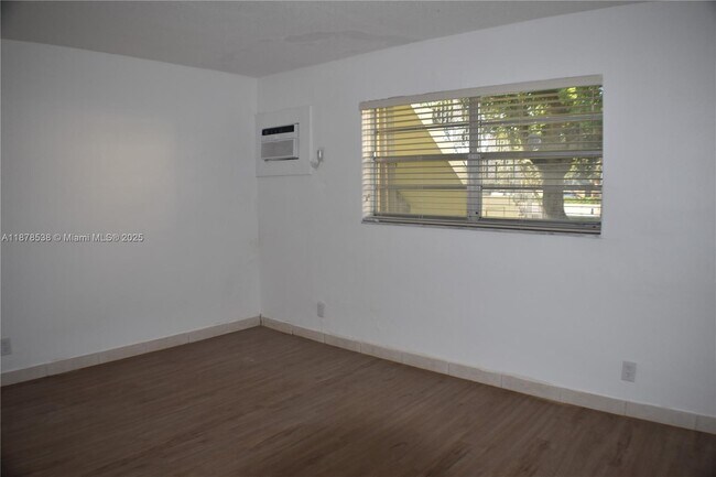Building Photo - 5400 Hollywood Blvd