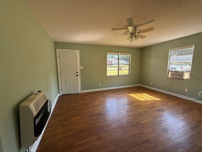 Building Photo - 2/1 Home Available Now!