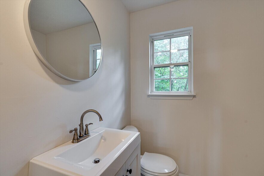 Building Photo - 913 Sylvan Dr