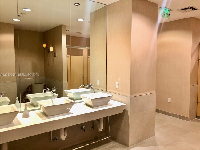 Building Photo - 1331 Brickell Bay Dr