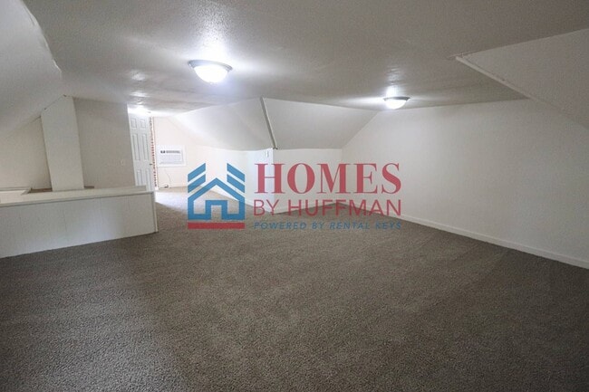 Building Photo - Three Bedroom House | Two Bathrooms | Detached Garage