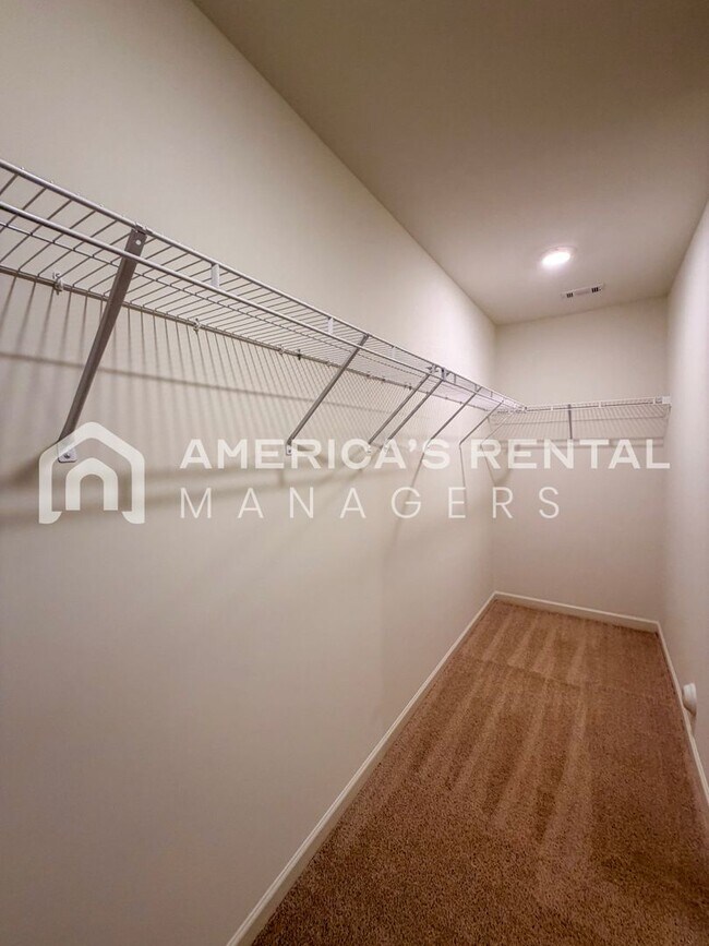 Building Photo - Available NOW! Spacious 5-Bedroom Single Level Home!