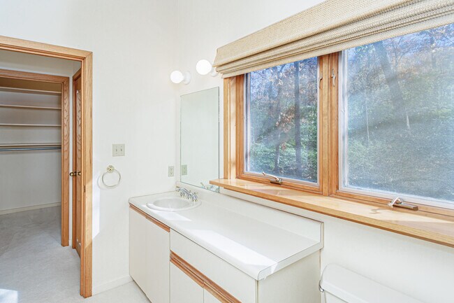 Building Photo - 1424 Bradford Dr